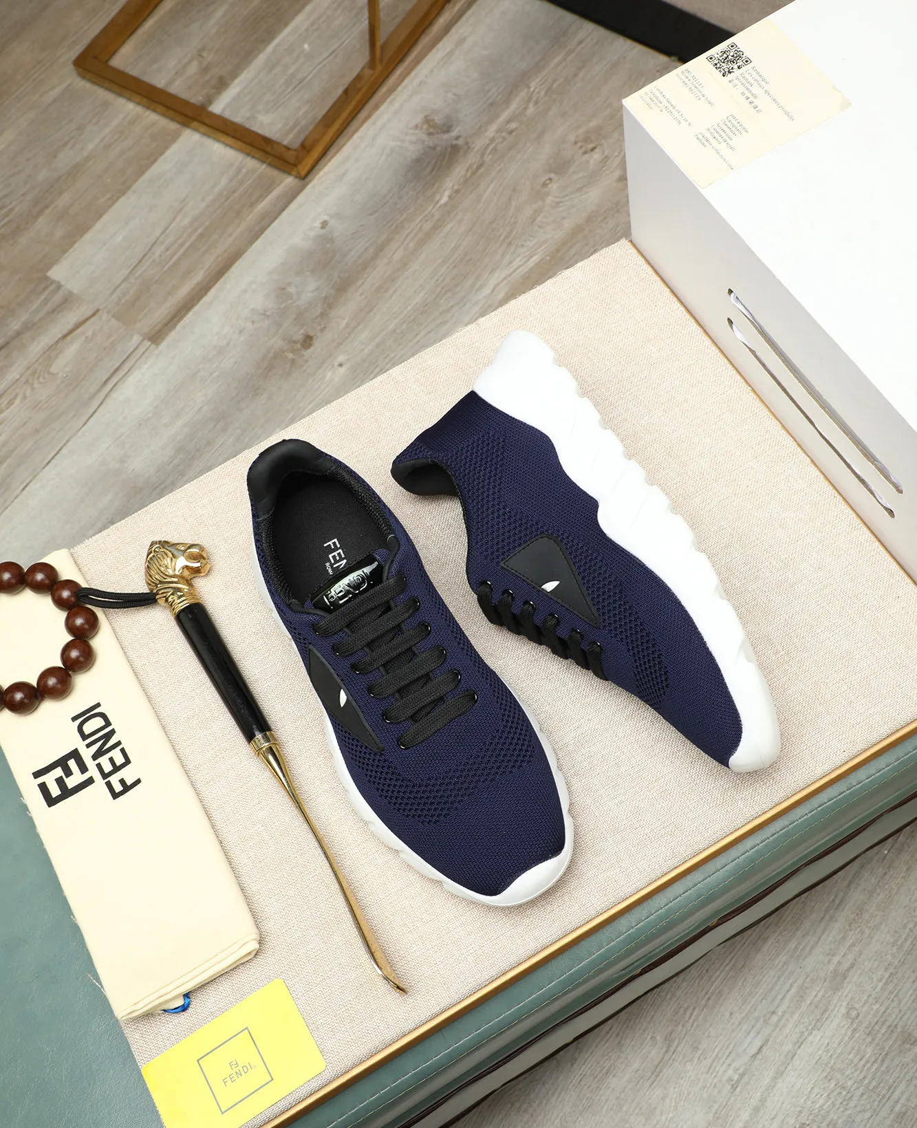Men's Men's Shoes 💰680 Fendi Fendi's latest Tag series of men's casual mesh sports running shoes, originally purchased and developed, this Tag sports shoe is a one-leg sneaker, made of black high-tech mesh material with gray neoprene details. Oversized FENDI lettering on the side and translucent rubber details. Light and flexible rubber running shoe soles, beautifully packaged at the delivery counter, customized breathable lining, original molded foam rubber outsole, sole thickness: 3.5CM! Size: 39-44 (customized at 38.45.46)